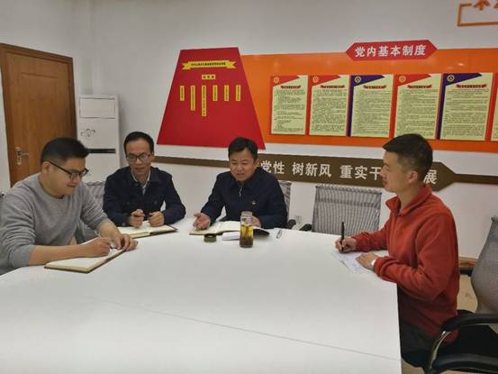 1　图为：党小组成员进行十九大会议精神学习